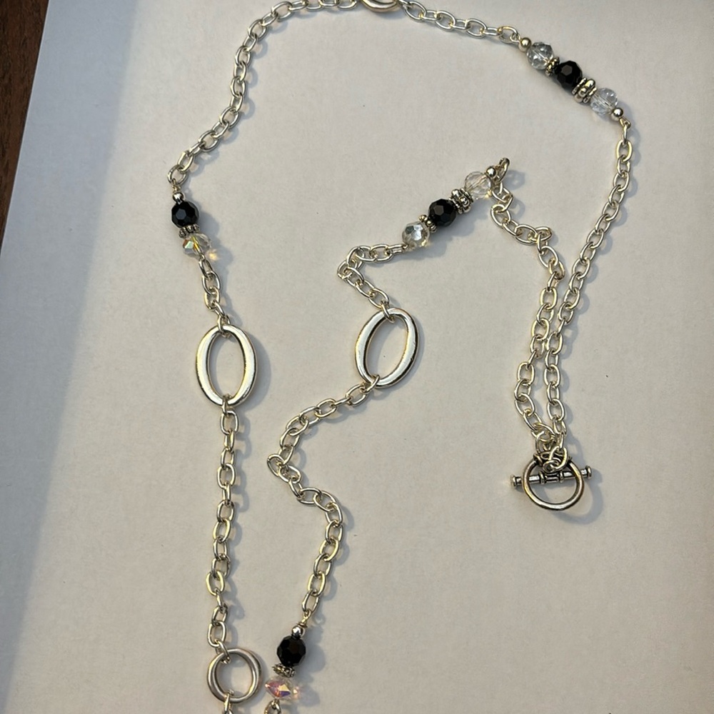 Gorgeous silver Tone necklace with station faceted glass beads chain design 32”